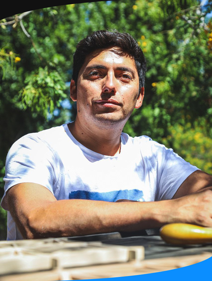 Fundador de GasfiterPro realizando trabajo de gasfitería certificada en Santiago